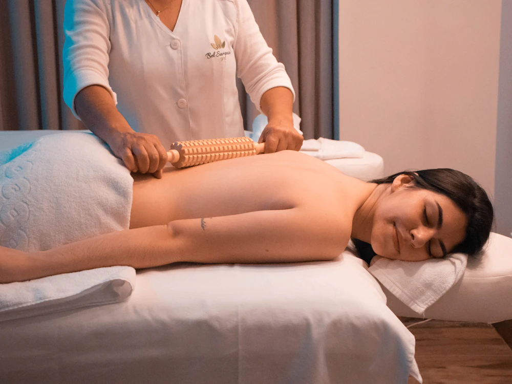 Terapeuta realizando un masaje de espalda a domicilio