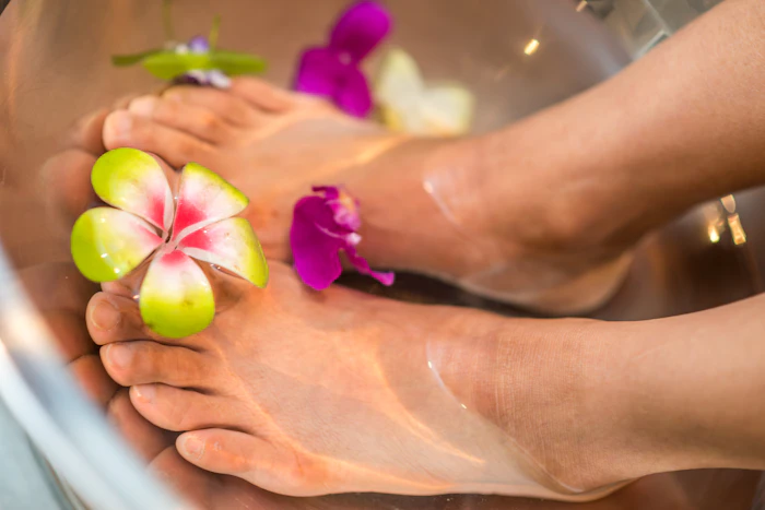 Masaje de pies con flores y aceites esenciales
