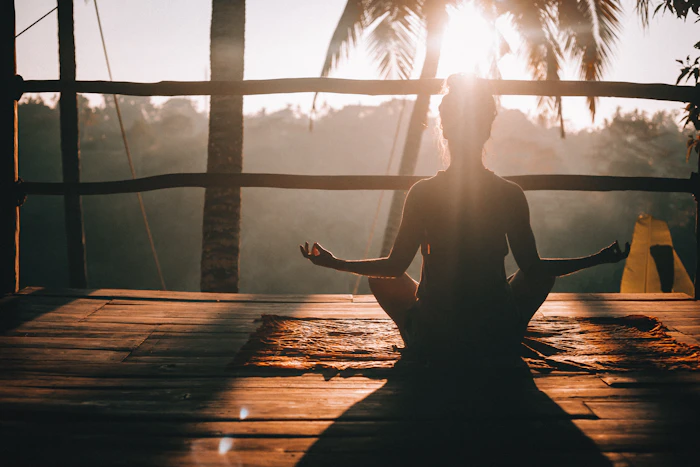 Meditación al amanecer frente al mar