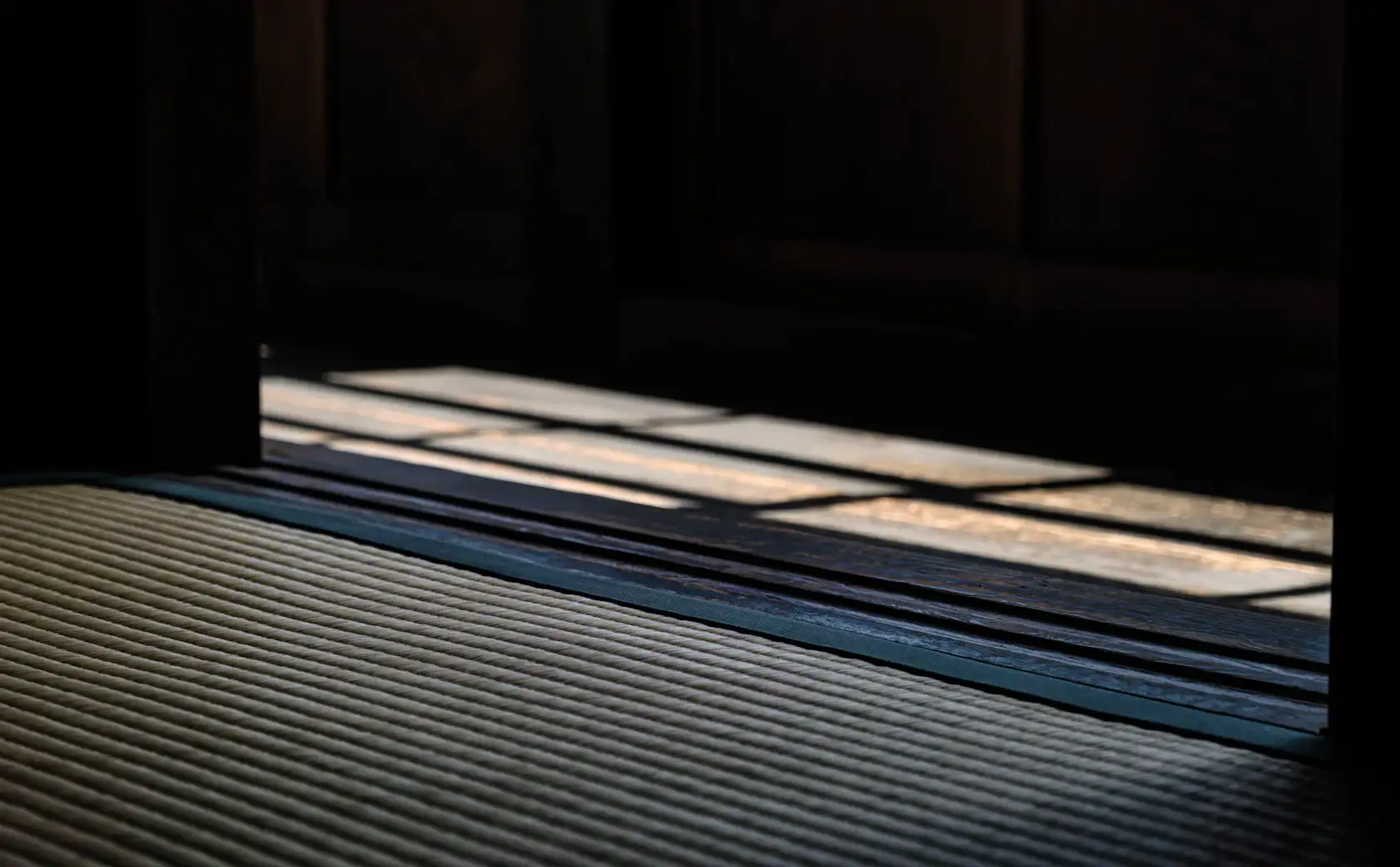 Luz de tarde entrando sobre el tatami de una sala japonesa