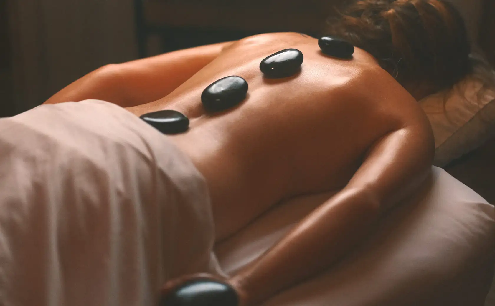 Sesión de masaje con piedras calientes a domicilio